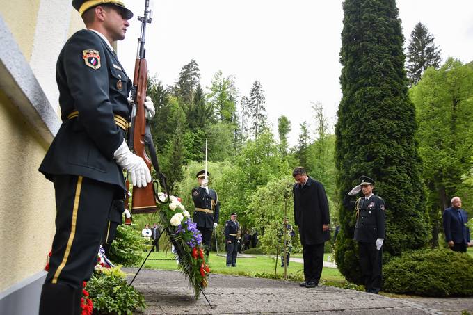 Predsednik republike poloil venec ob spomenik rtvam faizma iz Topolice 1941 – 1945